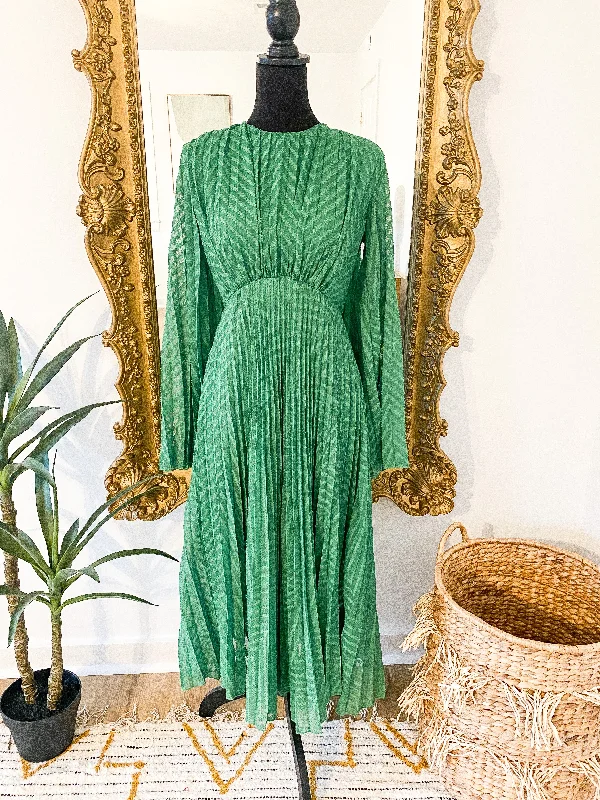 Extra Savings The Gibson Textured Pleated Midi Dress in Kelley Green