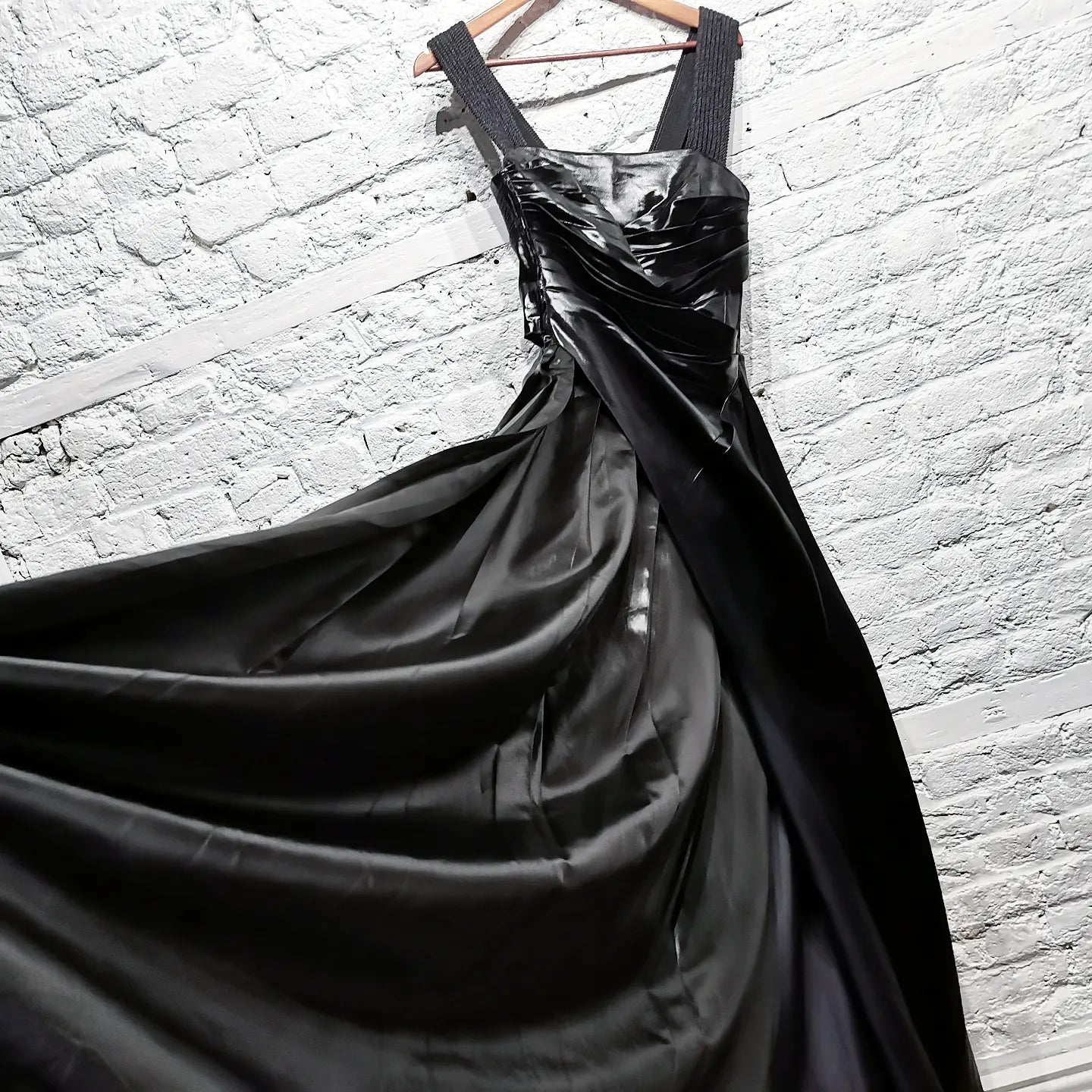 Bonus Savings PRADA
Main Line
BLACK SATIN
EVENING GOWN